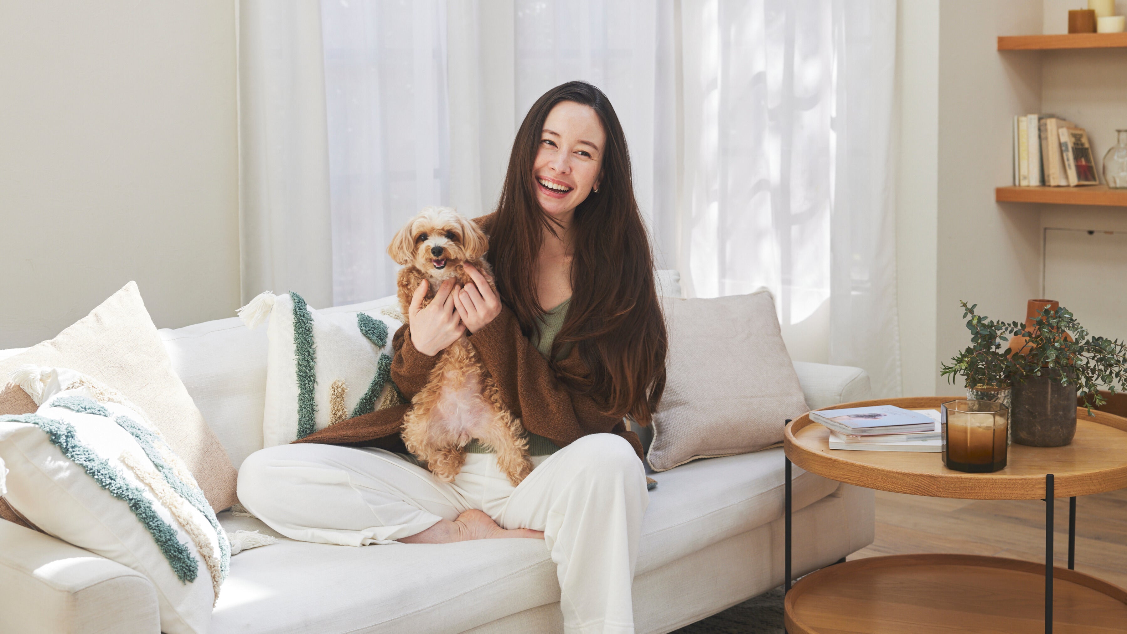 ソファで犬をだっこする